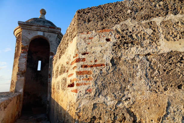 istock Crumbling Colonial Colombian Wall 875113970