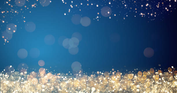 luces de navidad oro y plata sobre fondo azul para feliz navidad o mensaje saludos, decoración brillante. elegante fiestas sociales post tarjeta digital. espacio de tipo de copia de texto o logo - holiday lights fotografías e imágenes de stock
