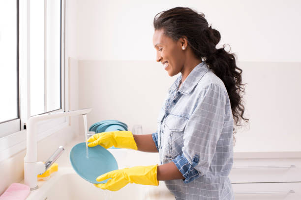 mujer lavando platos. - cleaning domestic kitchen counter top housework fotografías e imágenes de stock