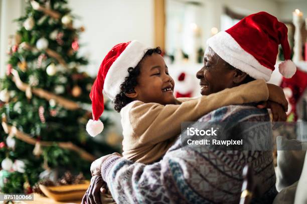 Padre E Hijo Están Disfrutando De Vacaciones De Navidad Foto de stock y más banco de imágenes de Navidad