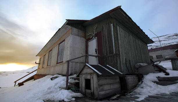Old building in the Russian coal mine town of Barentsburg, Svalbard Abounded building in Barentsburg, Svalbard eanling stock pictures, royalty-free photos & images