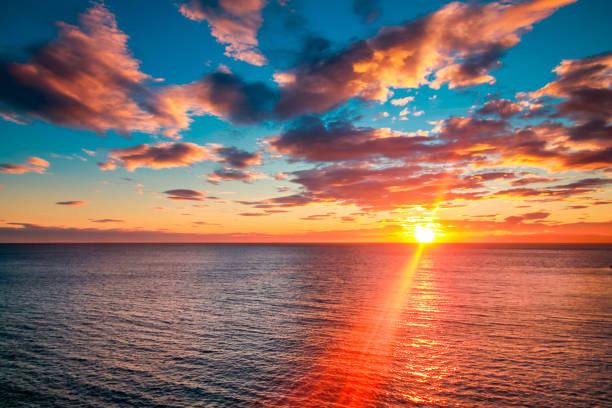 海の上の美しい夕日。 - ロマンチックな空 ストックフォトと画像