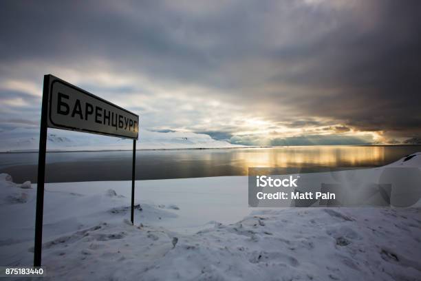 Foto de Sinal De Cidade De Barentsburg e mais fotos de stock de Noite - Noite, Antiga União Soviética, Barentsburg