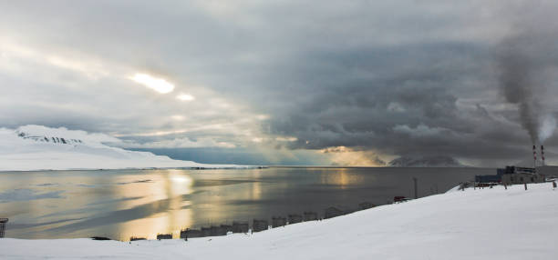 Coal mining in the russian town Barentsburg in Svalbard Coal mine town Barentsburg in Svalbard eanling stock pictures, royalty-free photos & images