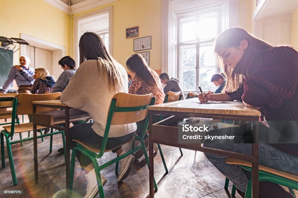 Schülerinnen und Schüler schreiben einen Test im Klassenzimmer. - Lizenzfrei Sekundarstufe Stock-Foto