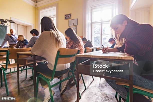 Schülerinnen Und Schüler Schreiben Einen Test Im Klassenzimmer Stockfoto und mehr Bilder von Sekundarstufe