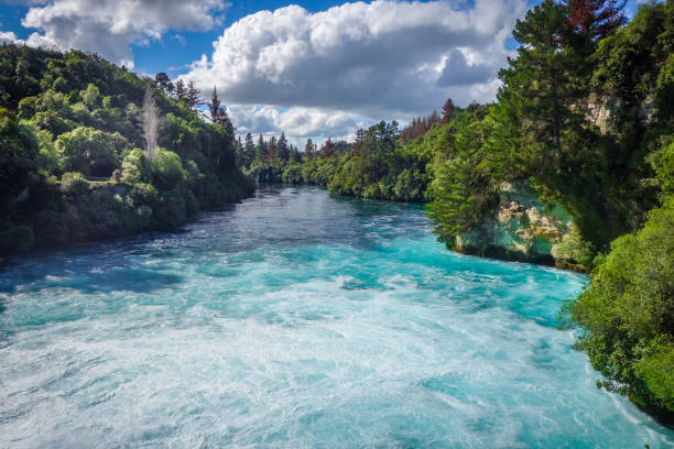 huka falls, taupo, nouvelle-zélande - chutes de huka photos et images de collection