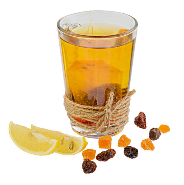 szklanka herbaty z saszeczką na białym, odizolowanym tle - starburst fruit candy zdjęcia i obrazy z banku zdjęć