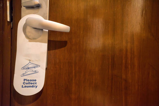 istock Collect laundry sign on doorknob 875205324
