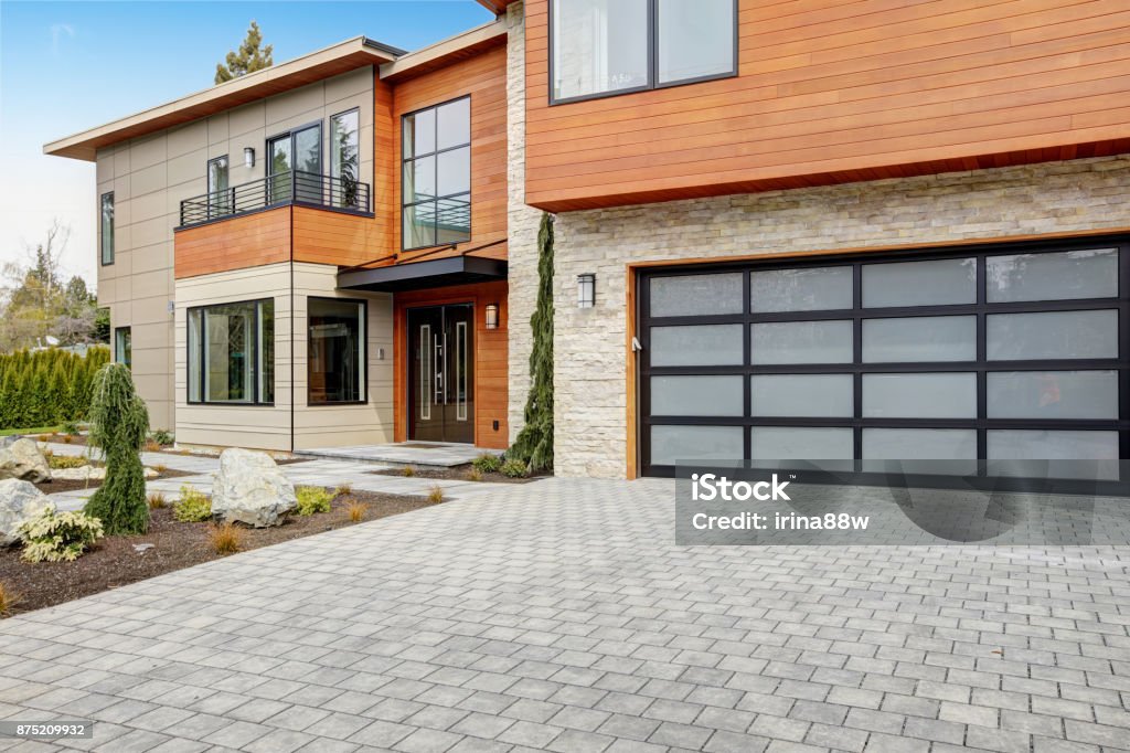 Contemporary style home in Bellevue Contemporary style home in Bellevue, WA, Northwest, USA Garage Stock Photo