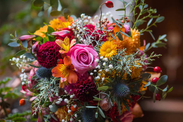 bouquet di fiori - composizione di fiori foto e immagini stock