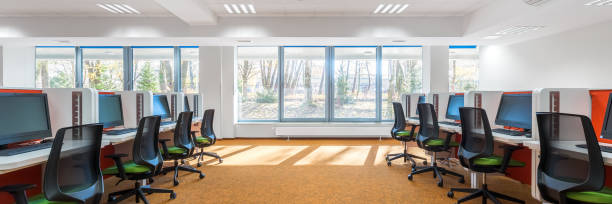 amplio salón de ti con ventana - classroom education chair carpet fotografías e imágenes de stock