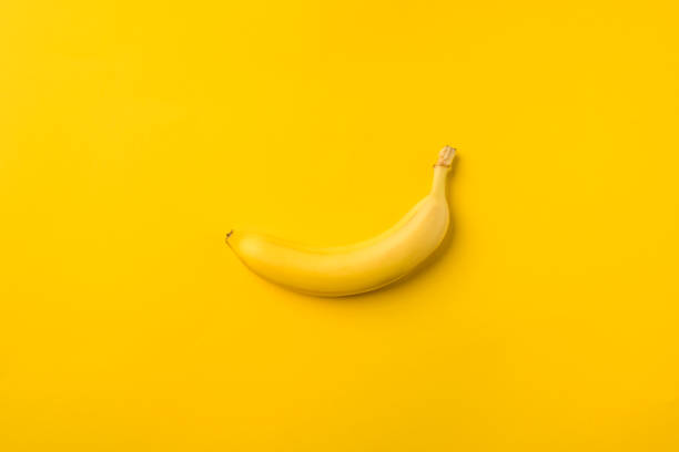una banana matura - imitazione di animali foto e immagini stock