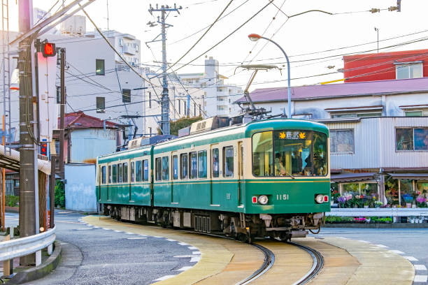 ferrocarril eléctrico de enoshima (enoden) calle-funcionando en la ciudad de kamakura, japón - kamakura japan tourist people fotografías e imágenes de stock