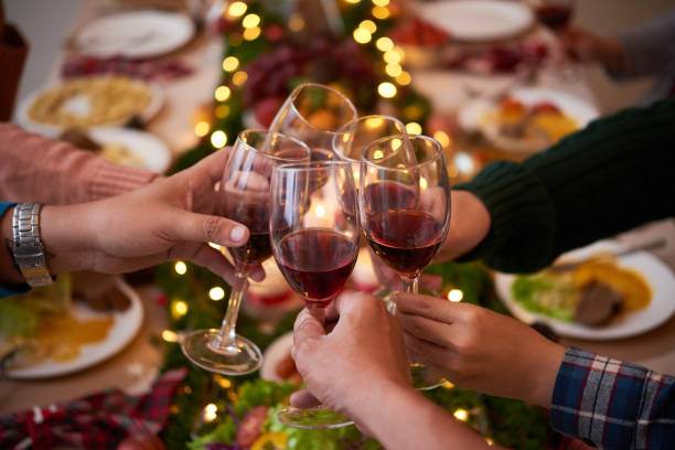 roosteren voor kerstmis - wine christmas stockfoto's en -beelden