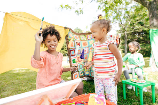 istock Outdoor art lesson for kids 875275032