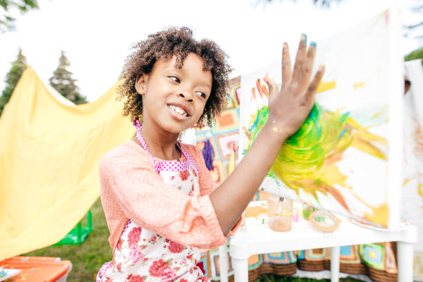 istock Outdoor art lesson for kids 875275040