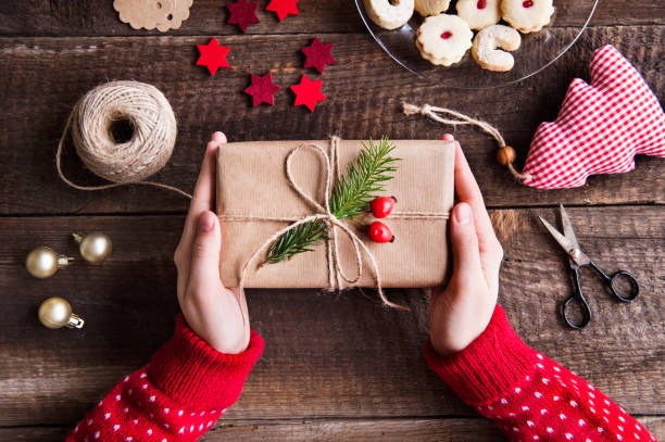 composición de navidad sobre un fondo de madera. - mano sobre cadera fotografías e imágenes de stock