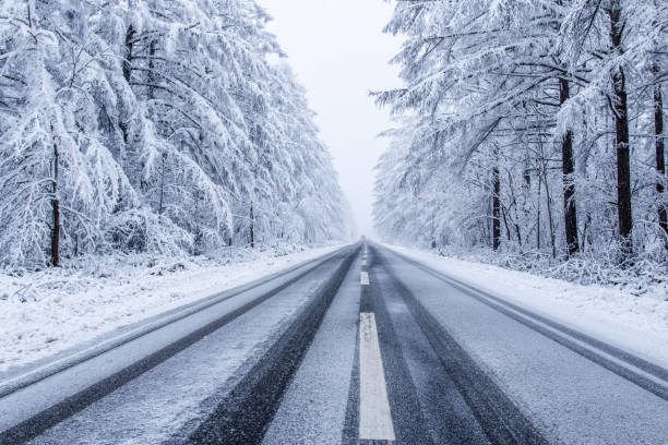 frozen road, hokaido,japan. - inverno fotos imagens e fotografias de stock