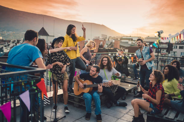 festa sul tetto con musica dal vivo - band name immagine foto e immagini stock