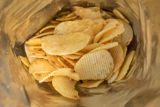 patatas patatas fritas en bolsa lista para comer - fondo de alimentos de bocado - potatoe chips fotografías e imágenes de stock