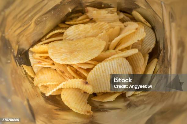 Patatas Patatas Fritas En Bolsa Lista Para Comer Fondo De Alimentos De Bocado Foto de stock y más banco de imágenes de Bolsa - Objeto fabricado