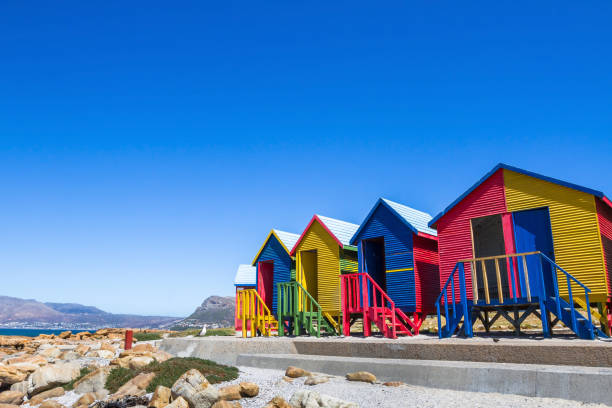 maisons de plage colorée à cape town, afrique du sud - red cap photos et images de collection
