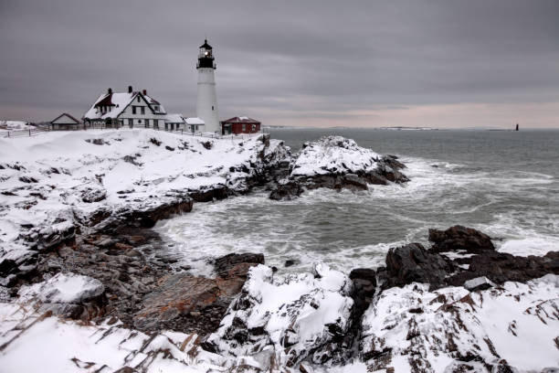 latarnia morska portland head po zimowej burzy śnieżnej - lighthouse landscape maine sea zdjęcia i obrazy z banku zdjęć