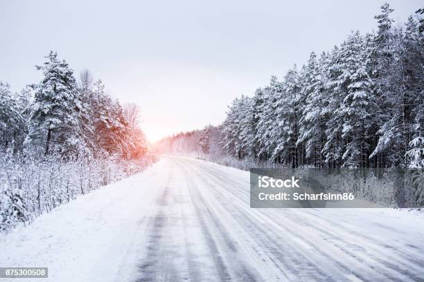 Strada Invernale Attraverso La Foresta - Fotografie stock e altre immagini di Inverno - Inverno, Strada, Neve