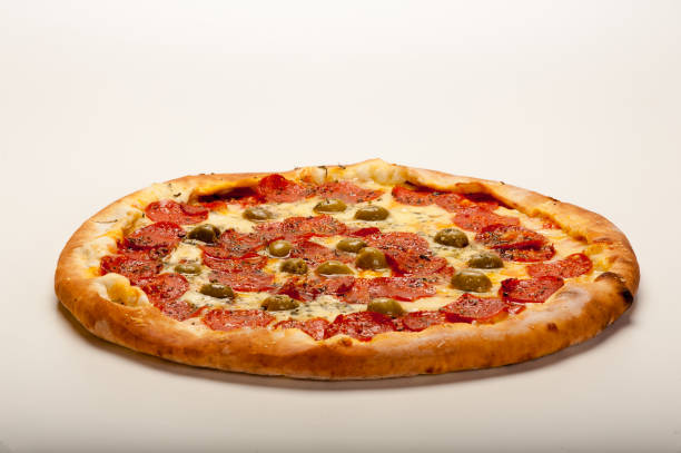 pepperoni e mozzarella pizza - pepperoni pizza green olive italian cuisine tomato sauce imagens e fotografias de stock