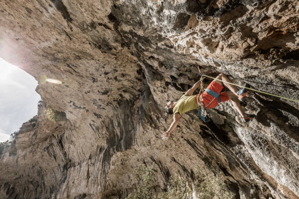 rock de montée d'escaliers - mountain climbing rock climbing motivation awe photos et images de collection