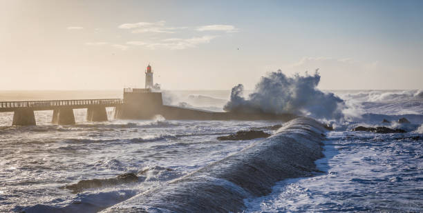 sturm auf dem steg - pier sea storm nature stock-fotos und bilder