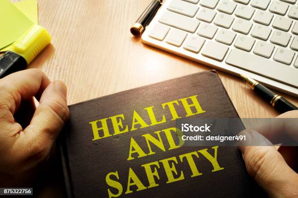Foto de Mãos Segurando Documentos Com Segurança E Saúde Do Título e mais fotos de stock de Saúde e segurança ocupacional