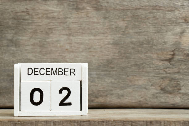 белый блок календарь настоящей даты 2 и месяц декабря на лесном фоне - national holiday celebration event party calendar стоковые фото и изображения
