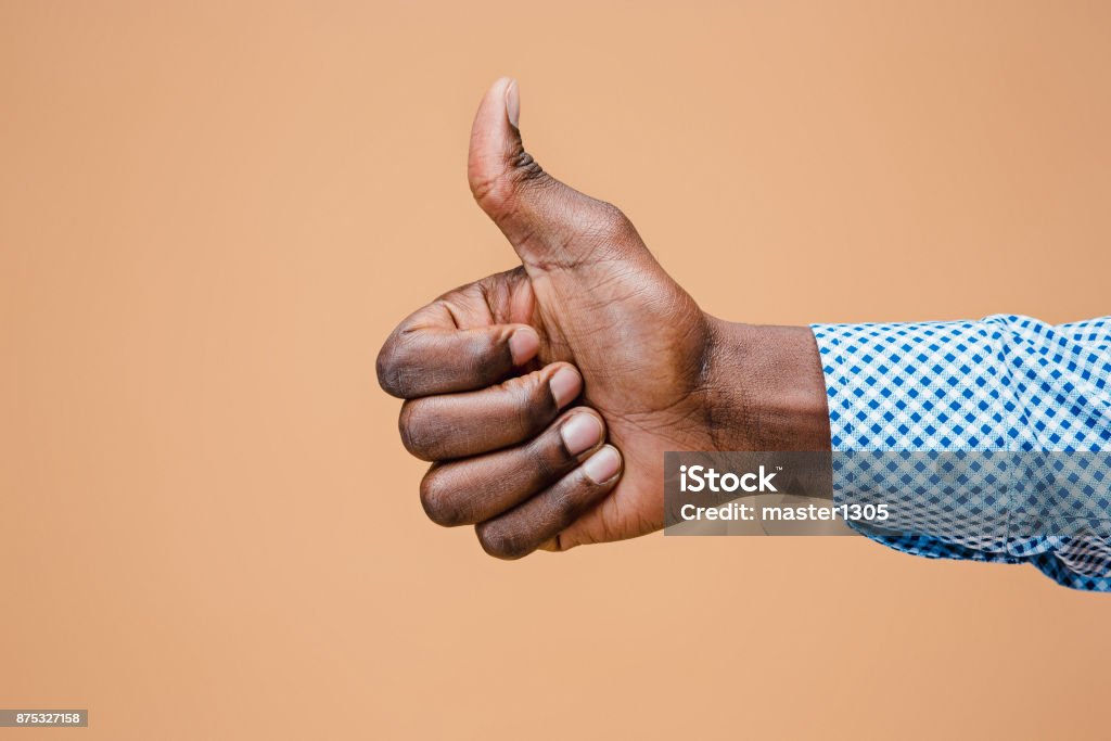 Hand, OK Anzeichen auf braunem Hintergrund isoliert - Lizenzfrei Daumen hoch Stock-Foto