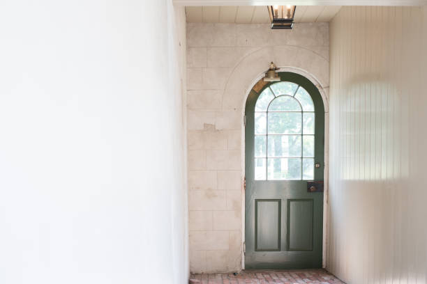 istock Old Fashion Doorway 875331464