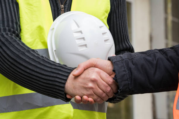 mucho éxito apretón de manos en obra - hardhat construction men handshake fotografías e imágenes de stock