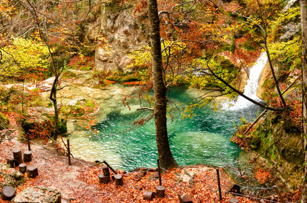 秋の色-nacedero ・ デル ・ urederra の熱に - shower falling water water heat ストックフォトと画像