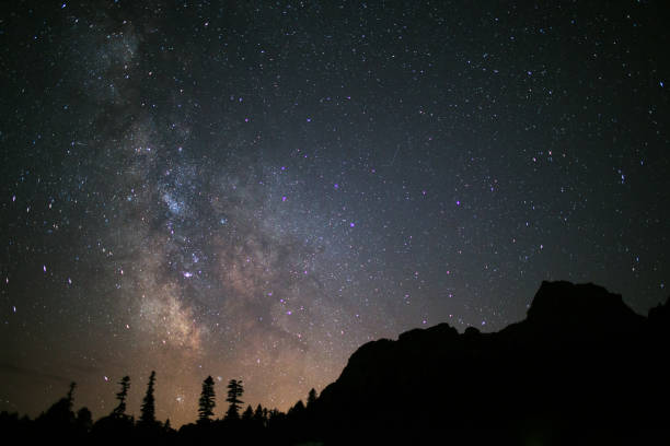 ciel étoilé de la nuit avec milkyway - mountain range utah sky mountain photos et images de collection