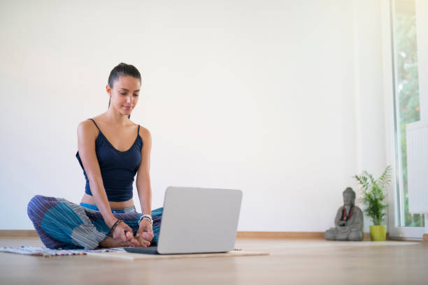 meditare con il mio guru online - spirituality yoga zen like meditating foto e immagini stock