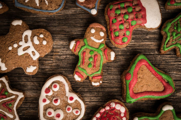 istock Winter Christmas background with gingerbread cookies 875355790