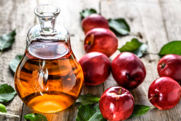 apfelessig oder flasche alkohol trinken aus frischen äpfeln, bio-lebensmittel, gesunde ernährung konzept - apfelsorte red delicious stock-fotos und bilder