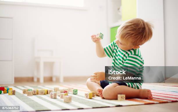 木製キューブで床に座っている 2 歳児 - 子供のストックフォトや画像を多数ご用意 - 子供, 遊び心, 幼児