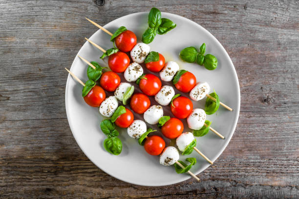 caprese 샐러드-토마토, 모 짜 렐 라와 바 질, 이탈리아 요리와 건강 한 채식 다이어트 개념으로 꼬치 - mozzarella tomato antipasto appetizer 뉴스 사진 이미지