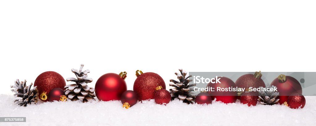 Boules de Noël rouges et pommes de pin isolés sur la neige - Photo de Boule de Noël libre de droits