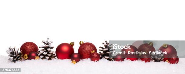 Photo libre de droit de Boules De Noël Rouges Et Pommes De Pin Isolés Sur La Neige banque d'images et plus d'images libres de droit de Boule de Noël