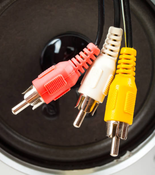 видео и аудио-разъем кабеля на фоне динамиков - power supply speaker network connection plug metal стоковые фото и изображения