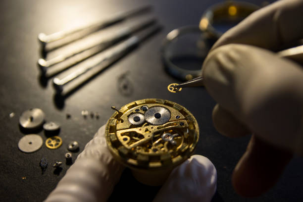 riparazione meccanica dell'orologio - watch maker work tool repairing watch foto e immagini stock