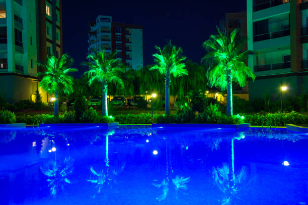 residência no meio da noite - tourist resort hotel swimming pool night - fotografias e filmes do acervo