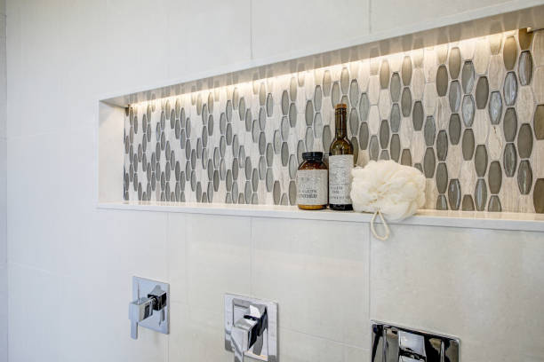 Stunning walk-in shower with white tile surround. Stunning walk-in shower features white tile surround, shower niche  fitted with mosaic gray tiles. Northwest, USA niche photos stock pictures, royalty-free photos & images